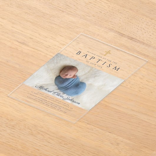 Moderne marineblauw Religieuze Kruisjongen Baptism Acryl Uitnodigingen (Laagn)