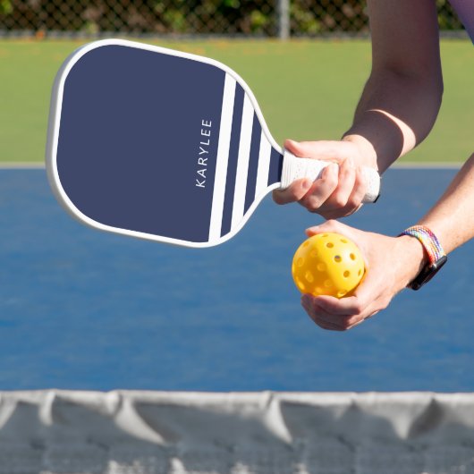 Moderne marineblauwe strepes gepersonaliseerd pickleball paddle (Insitu)