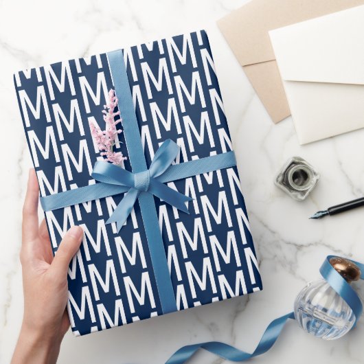 Moderne marineblauwe witte monogram verjaardag cadeaupapier (Geschenken)