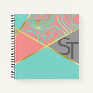 Moderne marmer Coral Pastel Gold Monogram Notitieboek