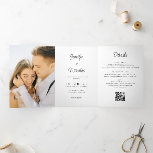 Moderne Minimal Wedding RSVP Details QR Code Foto Drieluik Uitnodiging (Binnen)