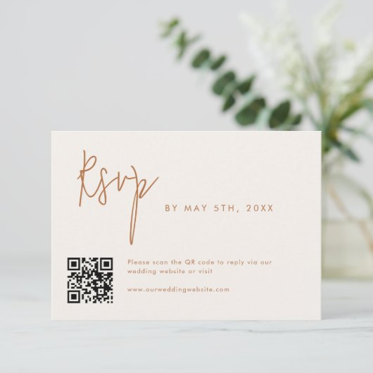 Moderne minimale aardse bruiloft QR-code RSVP Informatiekaartje (Staand voorkant)