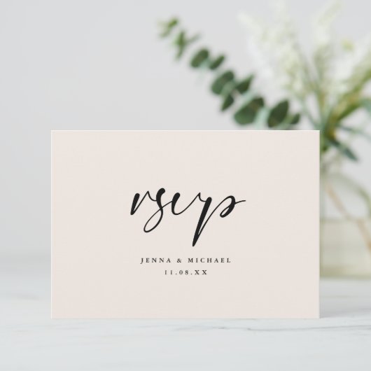 Moderne minimale Beige Script bruiloft RSVP Kaartje (Staand voorkant)