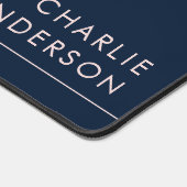 Moderne minimale donkerblauwe en roze aangepaste n bureaumat (Hoek)