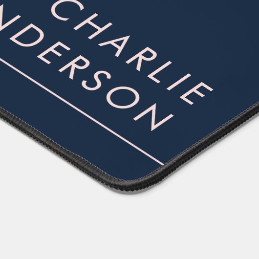 Moderne minimale donkerblauwe en roze aangepaste n bureaumat (Hoek)