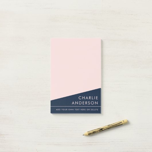 Moderne minimale donkerblauwe en roze aangepaste n post-it® notes (Op bureau)