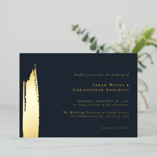 Moderne, minimale donkerblauwe goudverf bruiloft folie uitnodiging (Staand Voorkant)