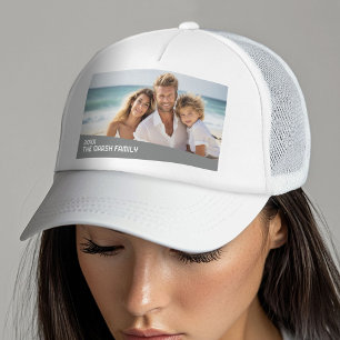 Moderne minimale foto met diagonaal kleurenblok trucker pet