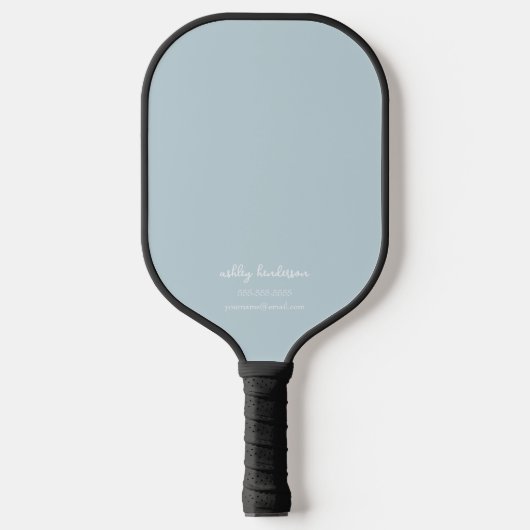 Moderne minimale lichtblauwe monogram naam + conta pickleball paddle (Voorkant)