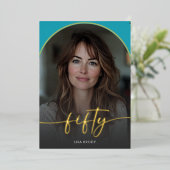 Moderne minimale turquoise boog 50e verjaardag folie uitnodiging (Staand Voorkant)