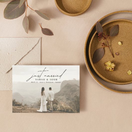 Moderne minimalist gewoon getrouwd 2 foto-bruiloft aankondiging