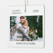 Moderne minimalist Onze eerste Kerstfoto Keramisch Ornament (Links)