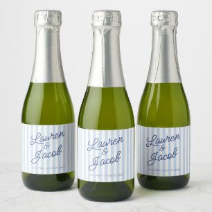Moderne Minimalistische Blauwe Strepen Trouw Mini Sparkling Wijnetiket
