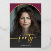 Moderne Minimalistische Bourgondiër Boog Veertigst Folie Uitnodiging (Voorkant)