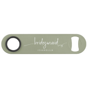 Moderne Minimalistische Bruidsmeisje Script Salie  Speed Flessenopener