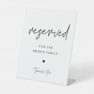 Moderne minimalistische bruiloft gereserveerd voor reclamebord met voetstuk