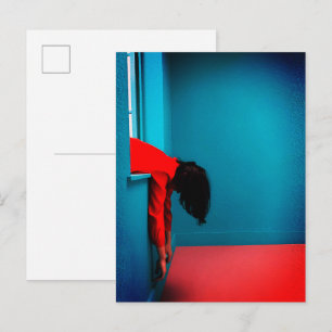 Moderne Minimalistische Conceptuele Vrouw in het R Briefkaart