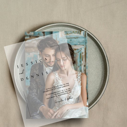 Moderne minimalistische elegante script bruiloft vellum uitnodigingen