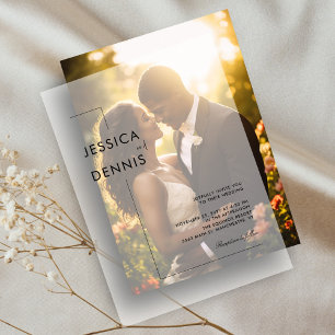 Moderne minimalistische elegante script bruiloft vellum uitnodigingen