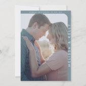 Moderne minimalistische foto bruiloft vet monogram save the date (Achterkant)