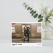 Moderne minimalistische handschriftwoord save the date (Staand voorkant)