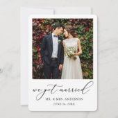 Moderne minimalistische kalligrafie Fotobruiloft Aankondiging (Voorkant)