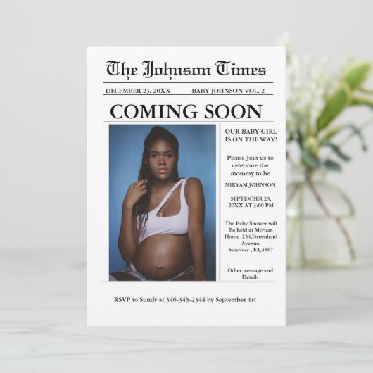 Moderne minimalistische krant Zwangerschap aankond Kaart (Staand voorkant)