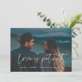 Moderne minimalistische Love is patient trouwereld Aankondiging (Staand voorkant)
