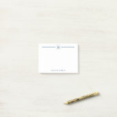 Moderne minimalistische marineblauwmonogram vierka post-it® notes (Op bureau)