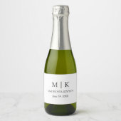 Moderne minimalistische monogram bruiloft mini sparkling wijnetiket (Voorkant)