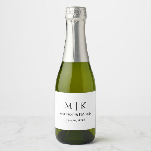 Moderne minimalistische monogram bruiloft mini sparkling wijnetiket (Voorkant)
