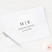 Moderne minimalistische monogram bruiloft ronde sticker (Envelop)