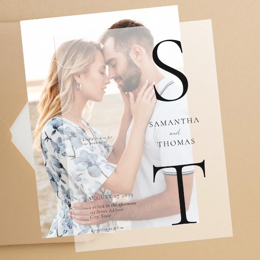 Moderne minimalistische monogram bruiloft vellum uitnodigingen