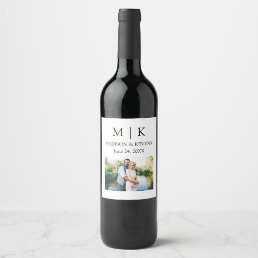 Moderne minimalistische monogram fotobruiloft wijn etiket (Voorkant)