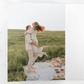 Moderne minimalistische monogram pre-bruiloft brun drieluik uitnodiging (Binnenzijde eerst)