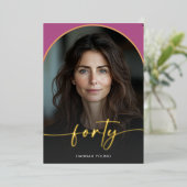 Moderne Minimalistische Roze Boog Veertigste Verja Folie Uitnodiging (Staand Voorkant)
