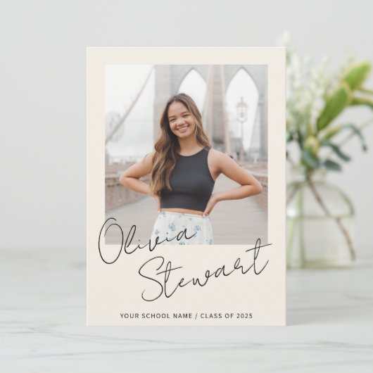 Moderne minimalistische script Afstuderen foto Aankondiging (Staand voorkant)