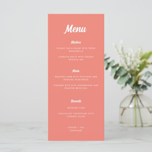 Moderne Minimalistische Script Koraalroze Trouwdag Menu (Staand voorkant)