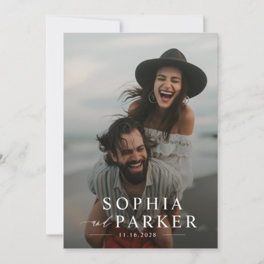 Moderne Minimalistische Strandfoto-overlay Trouwda Kaart (Voorkant)