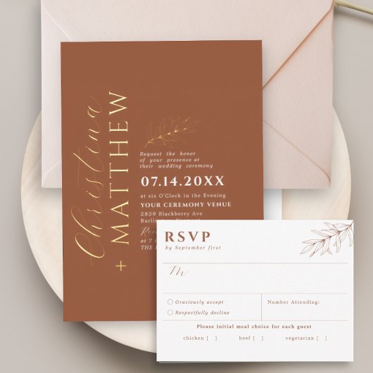 Moderne minimalistische terracotta bruiloft goud folie uitnodiging