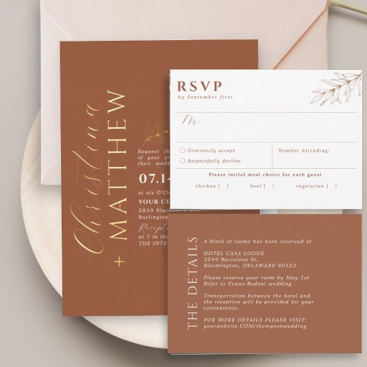 Moderne minimalistische terracotta bruiloft goud folie uitnodiging