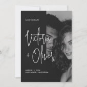 Moderne minimalistische zwart-wit script foto save the date (Voorkant)