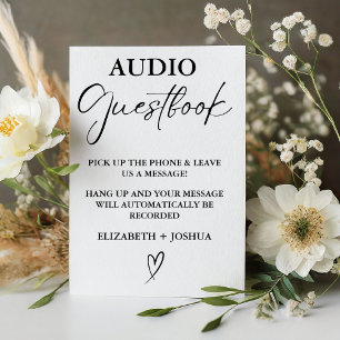 Moderne minimalistische zwarte audio gastenboek te reclamebord met voetstuk