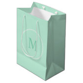 Moderne Mint Groen Kleur Monogram Sjabloon Elegant Medium Cadeauzakje (Voorkant Gekanteld)