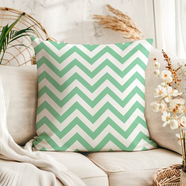 Moderne Mintgroene en Witte Chevron Zigzag Strepen Kussen (Creator heeft geüpload)