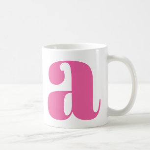 Moderne monogram beginletter in heet roze koffiemok