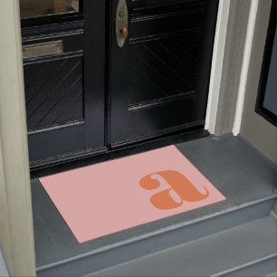 Moderne Monogram Beginletter Zacht Roze Oranje Deurmat