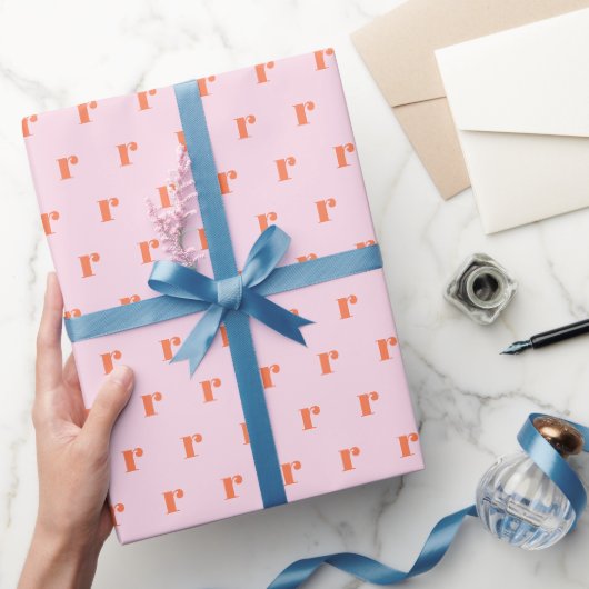 Moderne Monogram Eerste Letter Zacht Roze Oranje Cadeaupapier (Geschenken)