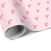 Moderne Monogram Eerste Letter Zacht Roze Oranje Cadeaupapier (Rol Hoek)