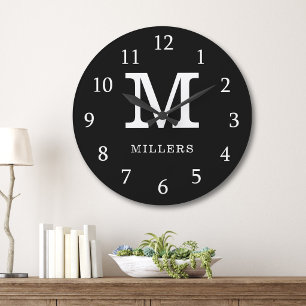 Moderne Monogram Familienaam Zwart en Wit Grote Klok